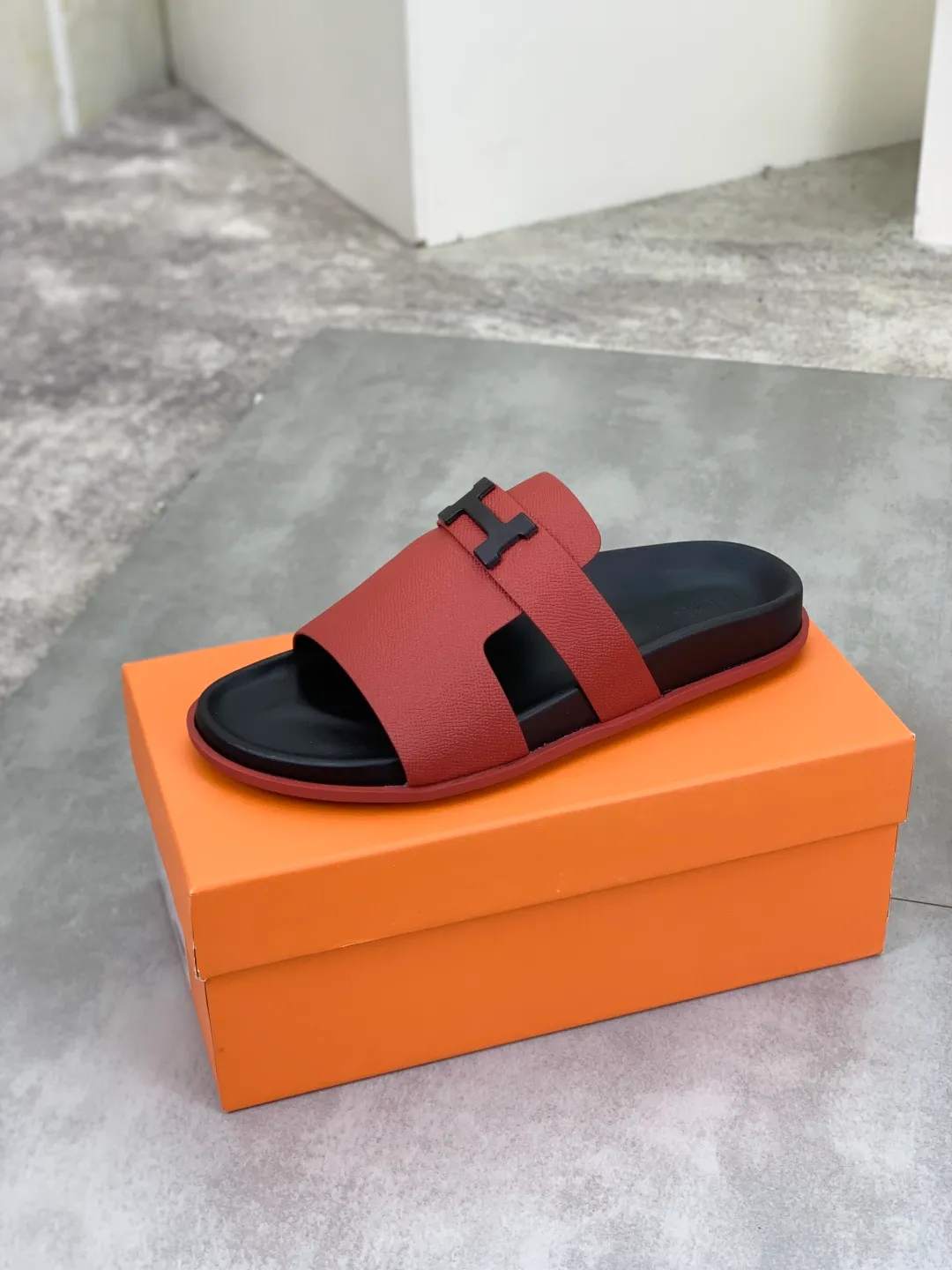 Men's shoes 💰P440 New [HERMES] high-end quality new Hermès slippers, made of imported cross-grain calfskin, wear-resistant and non-slip rubber outsole. Fashionable and elegant code number: 39-44 (38 45 46 customized)